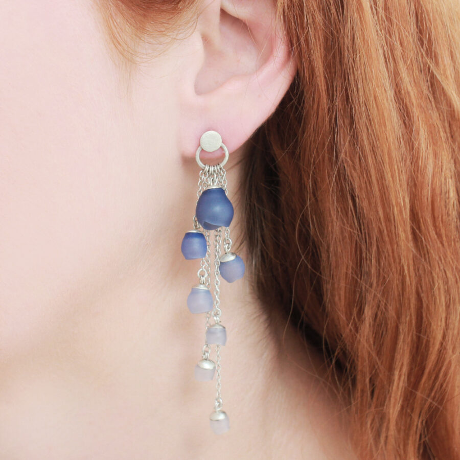 Plume cascade earrings Navy silver - worn